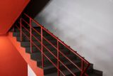 Sklady na umění jsou v jádru samotné budovy, rozprostírají se podél červeného schodiště a mají oddělené sekce, do nichž se zvenčí dostanou jen nájemci daného místa.