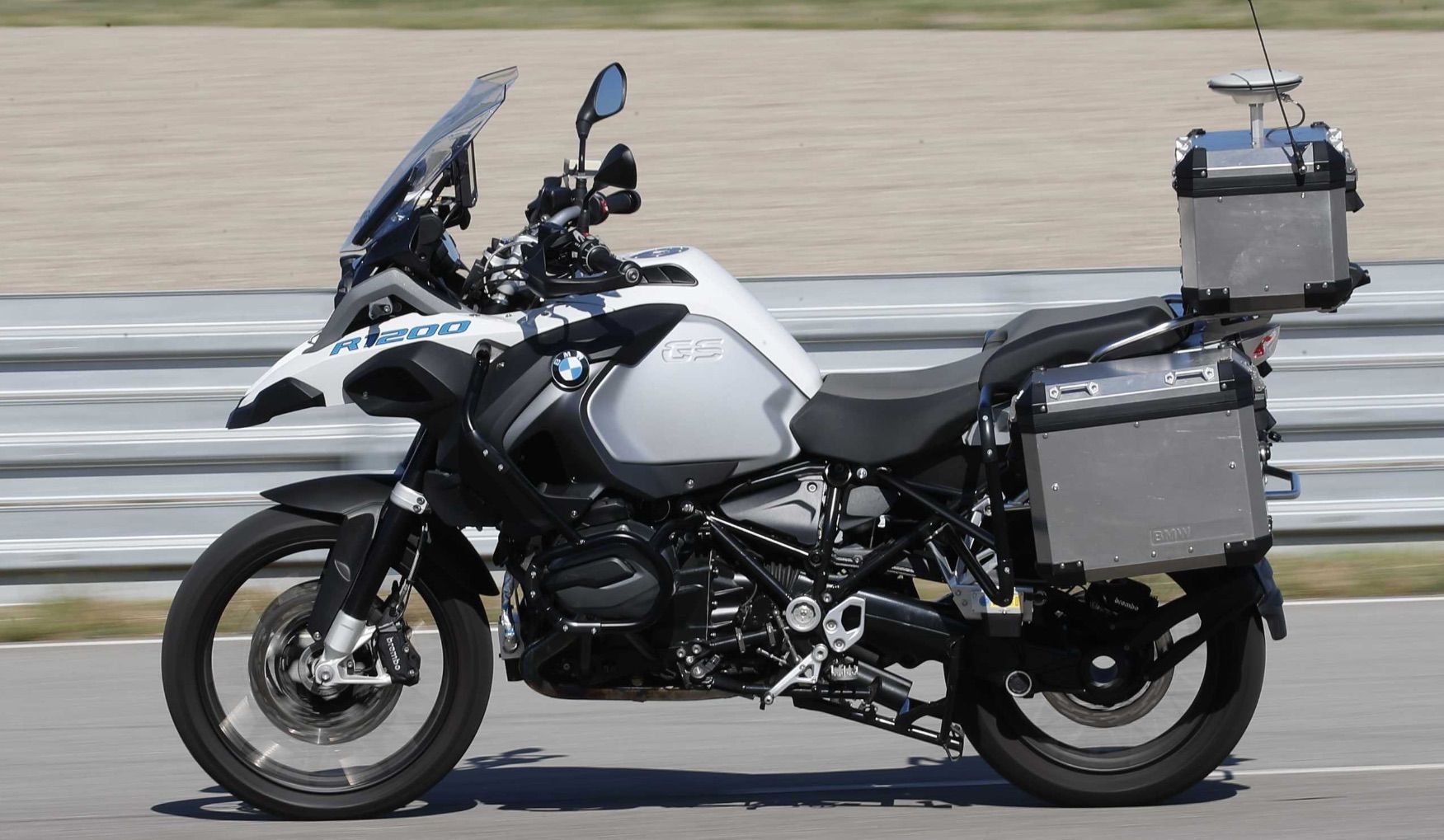 BMW představilo první samořiditelnou motorku
