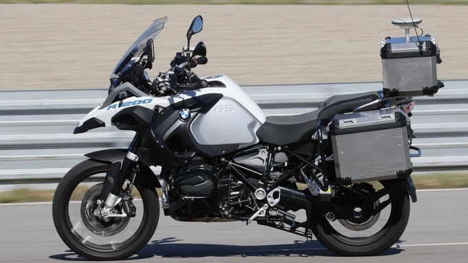 BMW představilo první samořiditelnou motorku. Podívejte se na testovací jízdu na okruhu v Miramas