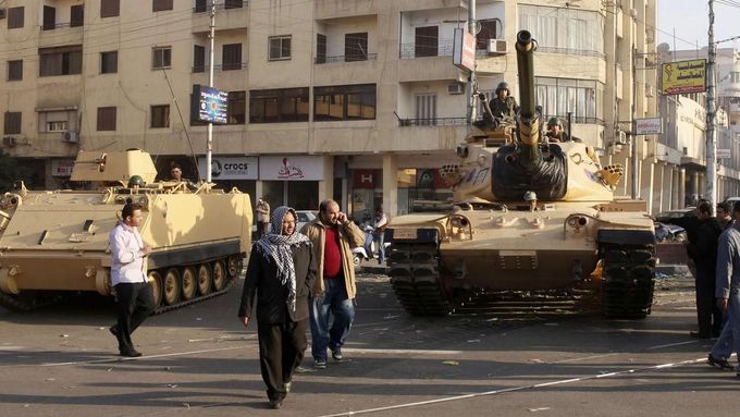 Tanky před prezidentským palácem v Káhiře.