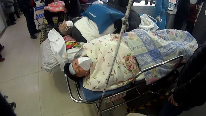 Čínské nemocnice jsou přeplněné kvůli koronaviru, ale nesmí se o tom mluvit a psát; Zdroj foto: Reuters