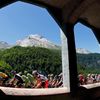Peloton v Pyrenejích při 16. etapě Tour