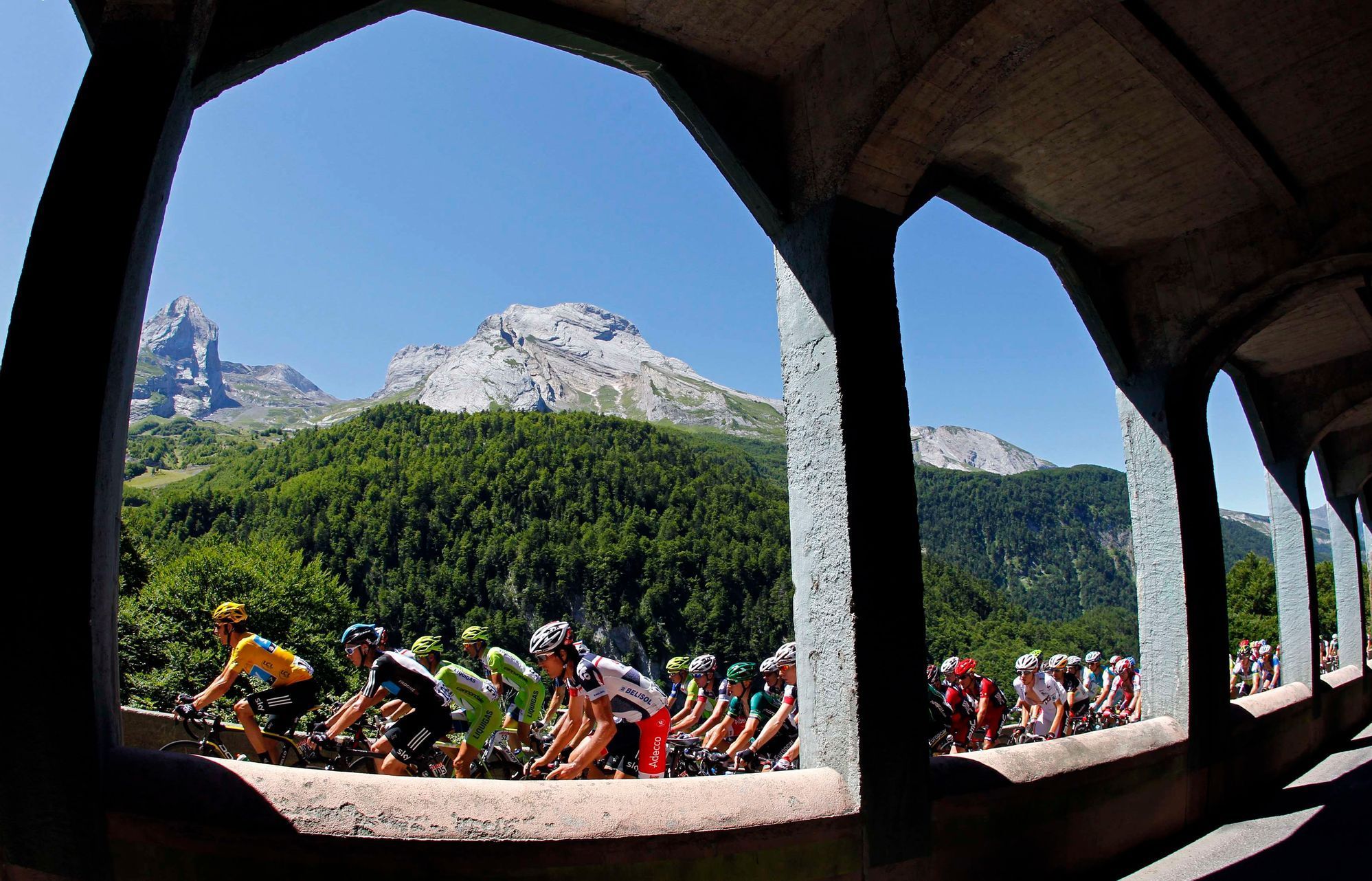 Peloton v Pyrenejích při 16. etapě Tour