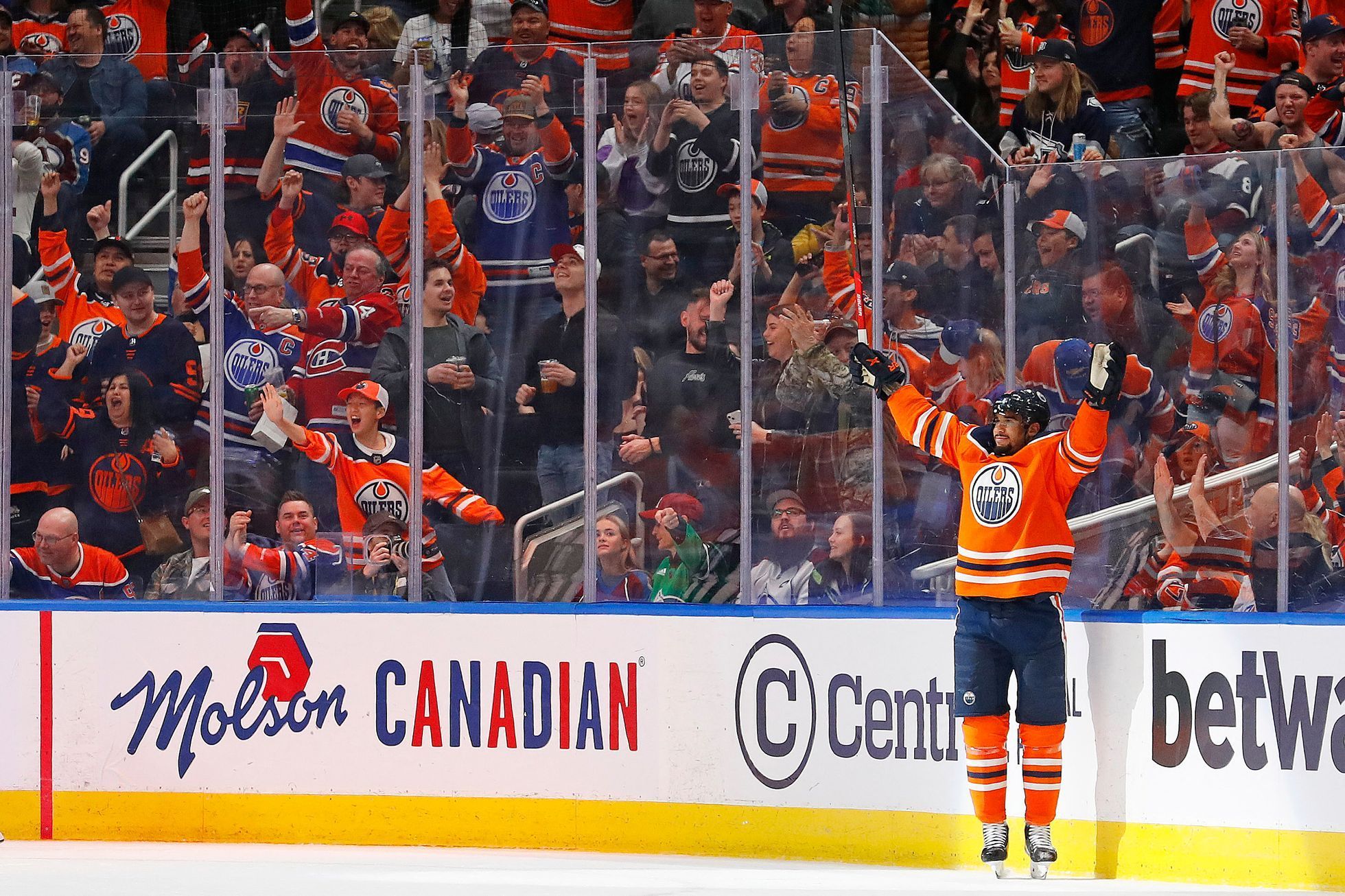 NHL 2021/22: Evander Kane slaví hattrick v zápase Edmontonu s Coloradem