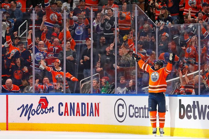 Evander Kane slaví hattrick v zápase Edmontonu s Coloradem.