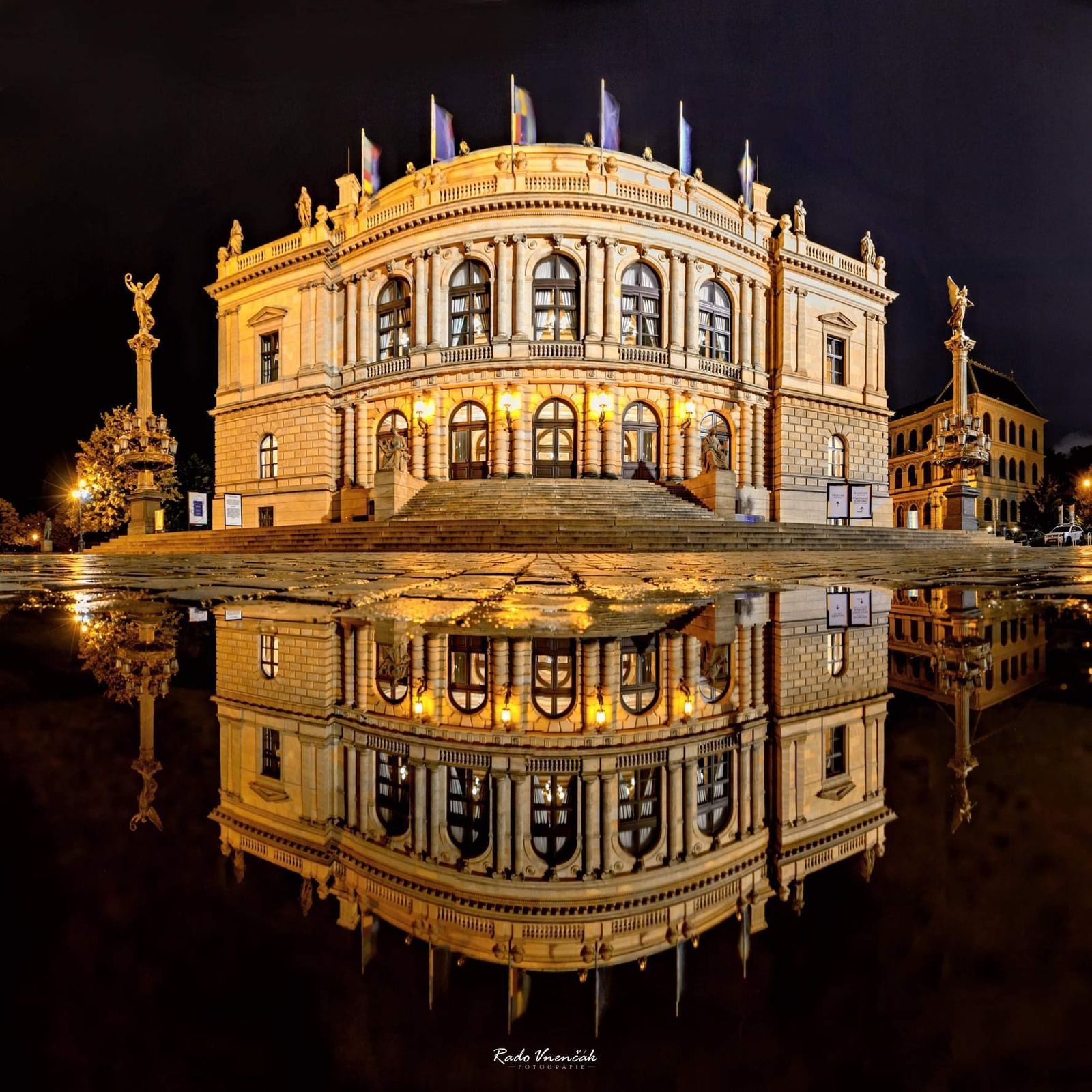 Radoslav Vnenčák: Praha v zrcadle