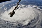K USA míří ničivý hurikán, lidé se připravují na nejhorší. Takhle vypadá z vesmíru