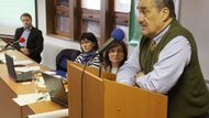 5. dubna 2008: Karel Schwarzenberg vysvětluje svojo zahraniční politiku před delegáty Republikové rady Strany zelených.