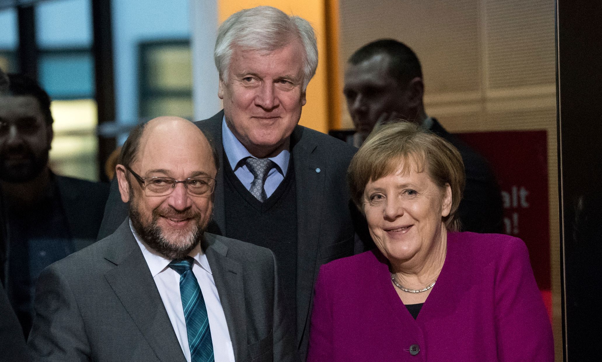 Zleva šéf SPD Martin Schulz, předseda bavorské CSU Horst Seehofer a kancléřka Angela Merkelová.