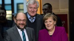 Zleva šéf SPD Martin Schulz, předseda bavorské CSU Horst Seehofer a kancléřka Angela Merkelová.