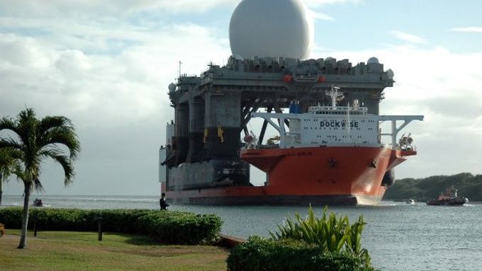 Takzvaný X-bandový radar dokáže údajně z jednoho pobřeží USA zachytit baseballový míček na druhém pobřeží. Tento chrání Havaj, Američané však počítají s tím, že jeden bude i v Evropě.