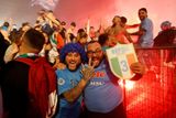 Fotbalisté Neapole pět kole před koncem Serie A odstartovali šílenství fanoušků, kteří s nimi mohli oslavit titul po 33 letech. Mužstvo tak navázalo na úspěch týmu vedeného argentinským záložníkem Diegem Maradonou, který je ve městě považovaný za věčného fotbalového boha.