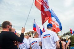 Loví naštvané v zapomenutých regionech. Na Slovensku sílí proruská krajní pravice