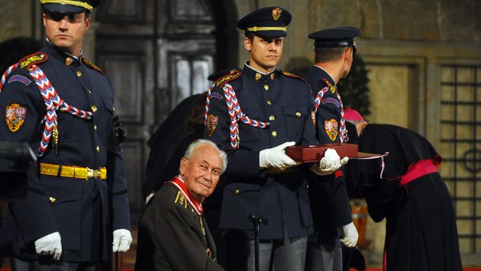 Válečný veterán Jan Velík při předávání nejvyššího státního vyznamenání Řád bílého lva v roce 2011