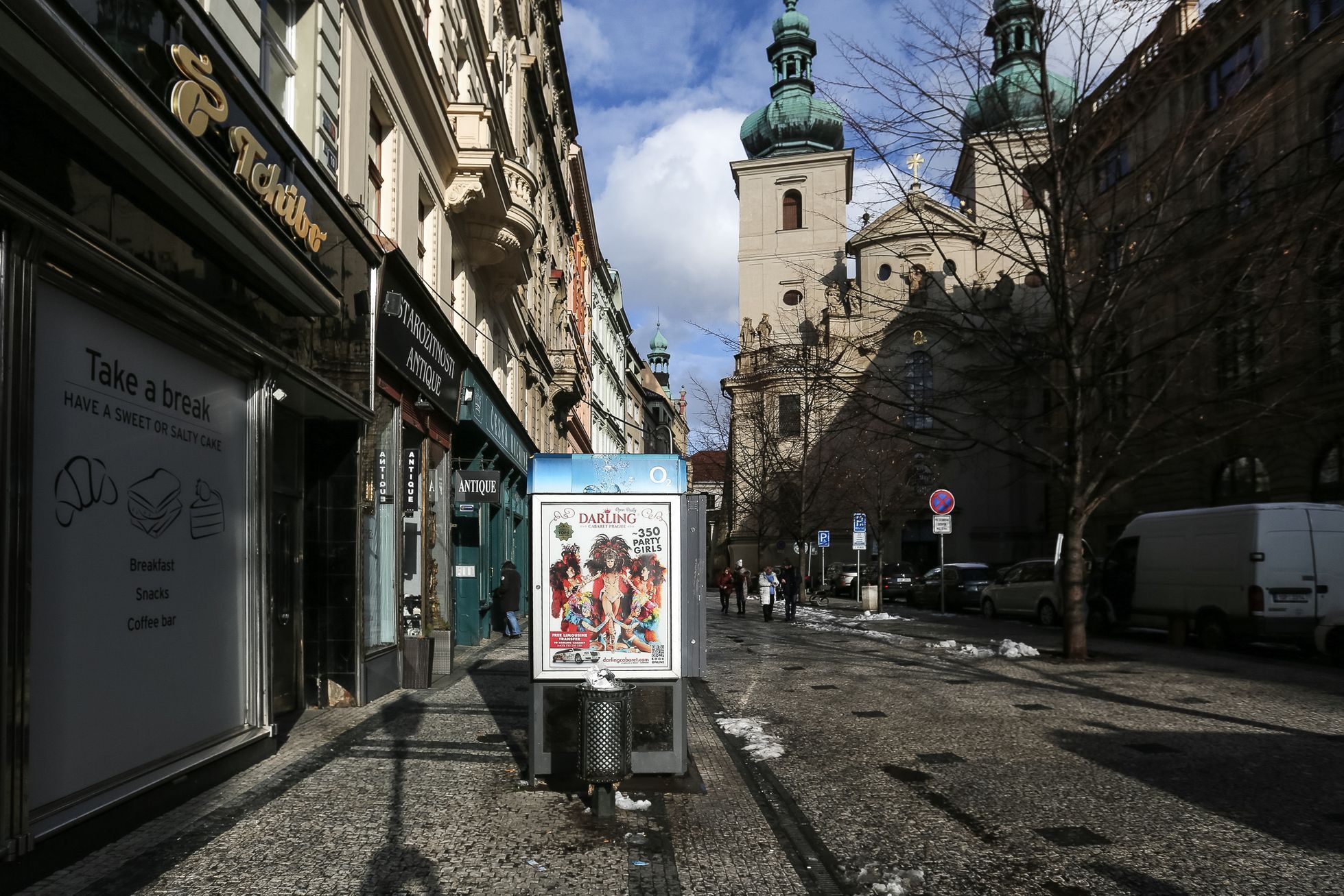 Reklama v městské památkové zóně v centru Prahy, vizuální smog