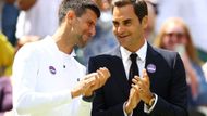 Sláva na wimbledonském centrálním kurtu. Na ceremoniál k výročí sta let od otevření legendárního stadionu v All England Clubu dorazil i momentálně neaktivní Švýcar Roger Federer. Dobře se pobavil i se svým rivalem, Srbem Novakem Djokovičem, jenž v Londýně útočí na celkem 21. grandslamový titul, kterým by právě Federera překonal v historických tabulkách.