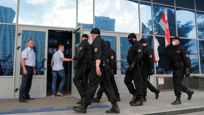 Policisté před budovou televize a rozhlasu v Minsku.