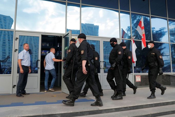 Policisté před budovou televize a rozhlasu v Minsku.