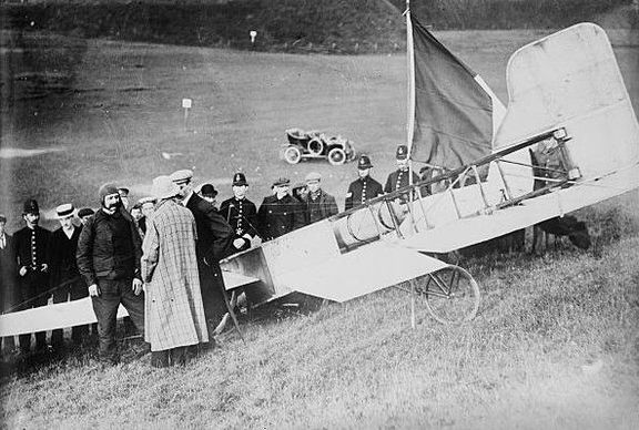Louis Blériot a jeho stroj Blériot XI po přistání u britského Doveru.
