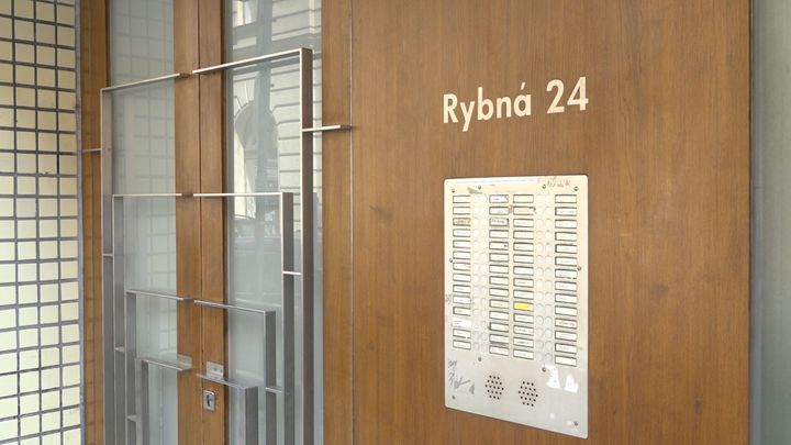 Zapadlý pražský činžák ukrývá 5 000 firem. Podívejte se na podezřelé virtuální adresy
