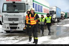 Na Liberecku havaroval kamion, silnice 13 je neprůjezdná