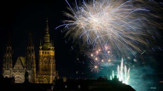 Pražský novoroční ohňostroj připomněl sametovou revoluci