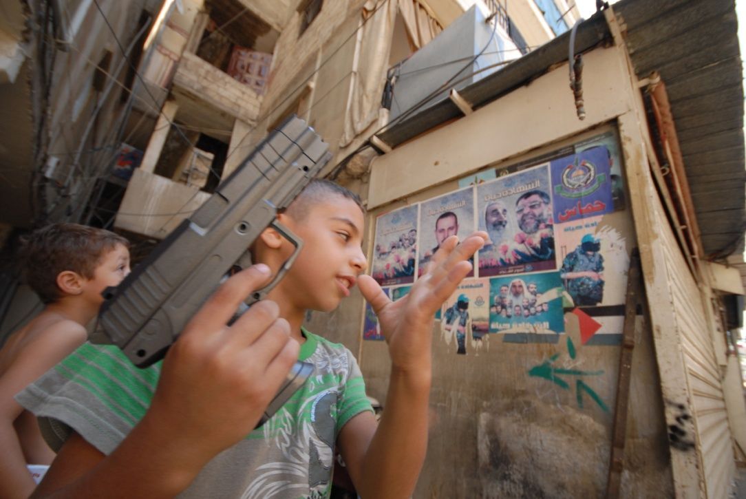 Palestinští chlapci si hrají v uprchlickém táboře