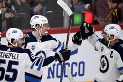 Fin Laine zazářil v duelu NHL v Helsinkách hattrickem