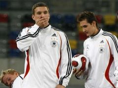 Klose a Podolski při tréninku německé reprezentace v Düsseldorfu
