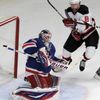 Zubrus nadskakuje před Lundqvistem v zápase NY Rangers - New Jersey Devils