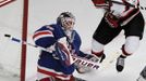 Zubrus nadskakuje před Lundqvistem v zápase NY Rangers - New Jersey Devils.