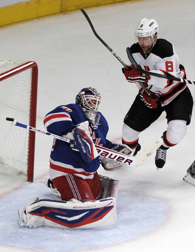 Zubrus nadskakuje před Lundqvistem v zápase NY Rangers - New Jersey Devils.