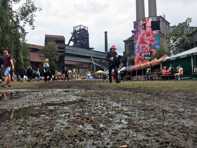 Na letošním ročku festivalu Colours of Ostrava byl po vydatných deštích vidět rozbahněný terén. 20. 7. 2018.