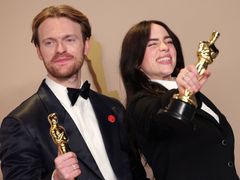 Finneas O'Connell a Billie Eilish s Oscarem za nejlepší píseň What Was I Made For z filmu Barbie.