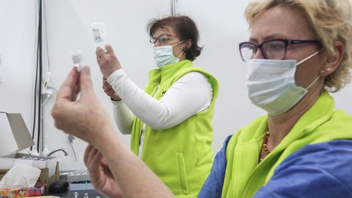 Část lidí odmítá druhou dávku. Bojí se AstraZenecy, nabídněme jim Pfizer, říká expert; Zdroj foto: Jakub Plíhal