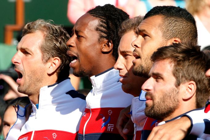 Francouzský daviscupový tým zpívá hymnu v semifinále Davis Cupu 2014