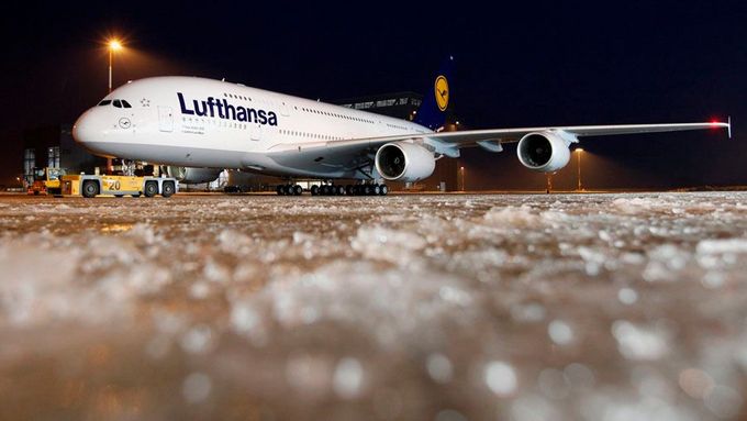 Na ilustračním snímku vidíte Airbus A380 společnosti Lufthansa