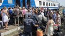 Lidé prchající z Luhanské oblasti nastupují do vlaku do Charkova.