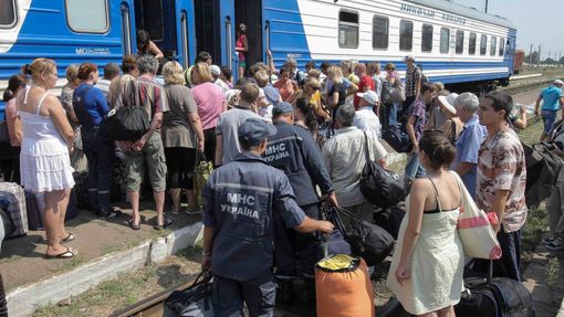 Lidé prchající z Luhanské oblasti nastupují do vlaku do Charkova.