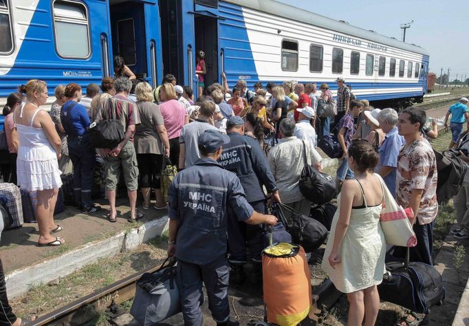 Lidé prchající z Luhanské oblasti nastupují do vlaku do Charkova.