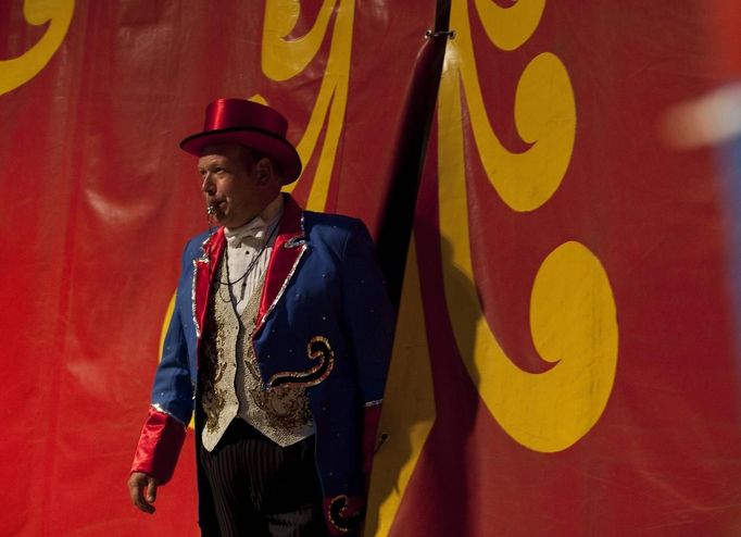 Ringmaster Chris Connors starts the second show of the evening with a blow of his whistle during the Cole Brothers Circus of the Stars stop in Myrtle Beach, South Carolina, March 31, 2013. Traveling circuses such as the Cole Brothers Circus of the Stars, complete with its big top tent, set up their tent city in smaller markets all along the East Coast of the United States as they aim to bring the circus to rural areas. The Cole Brothers Circus, now in its 129th edition, travels to 100 cities in 20-25 states and stages 250 shows a year. Picture taken March 31, 2013. REUTERS/Randall Hill (UNITED STATES - Tags: SOCIETY ENTERTAINMENT) Published: Dub. 1, 2013, 7:03 odp.