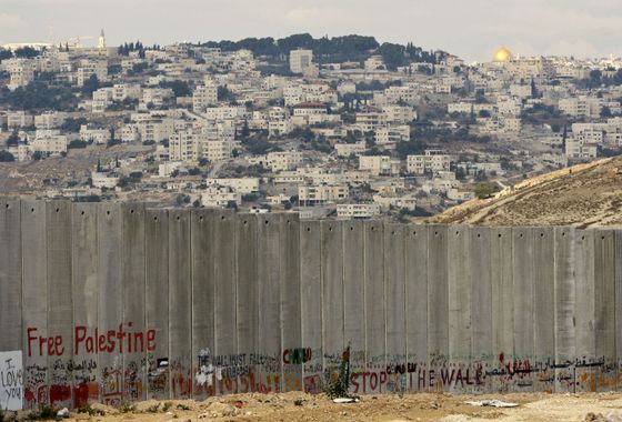Symbolem rozdělení národů je betonová zeď mezi Izraelem a Západním břehem Jordánu.