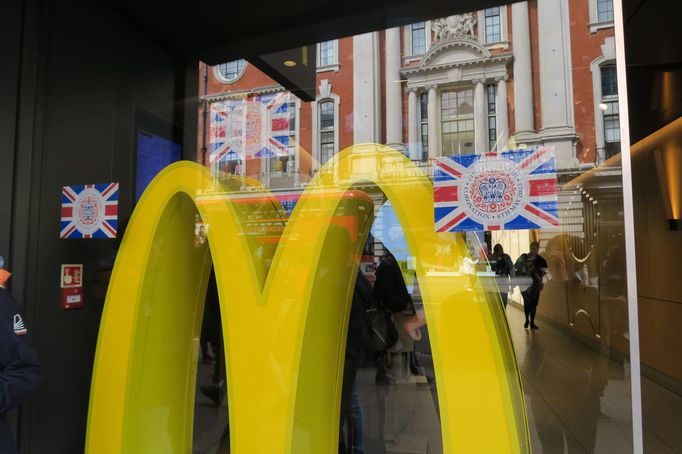 Korunovaci připomínají i fastfoody v Londýně.