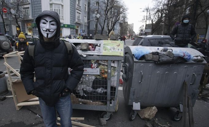 Demonstrant s maskou Guye Fawkese u sídla ukrajinské vlády. (2. prosince 2013)