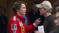 Ron Howard si jako cenami ověnčený režisér dokázal u investorů prosadit, aby NIkiho Laudu nehrál Američan. Německý herec Daniel Brühl působí nejen díky svému přízvuku velmi přesvědčivě.