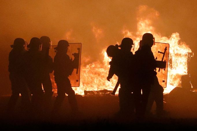 Francouzská policie v uprchlickém táboře Džungle v Calais.