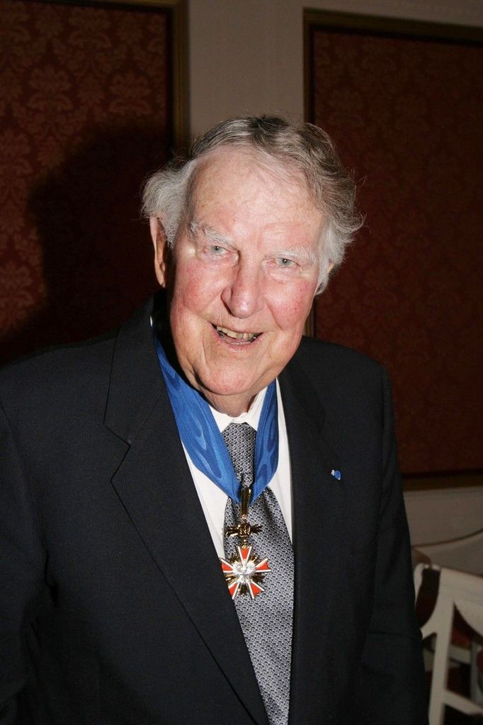 Sir Edmund Hillary na snímku z roku 2004, kdy obdržel od polského prezidenta Aleksandra Kwasniewského medaili "Komandérský kříž" za přínos světovému alpinismu.