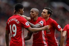 Náskok vedoucí Chelsea se tenčí, prohrála totiž na Old Trafford