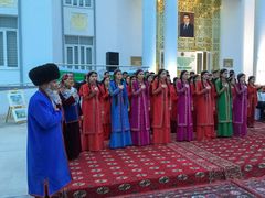 Umělci zpívají turkmenskou hymnu krátce před otevřením volebních místností.