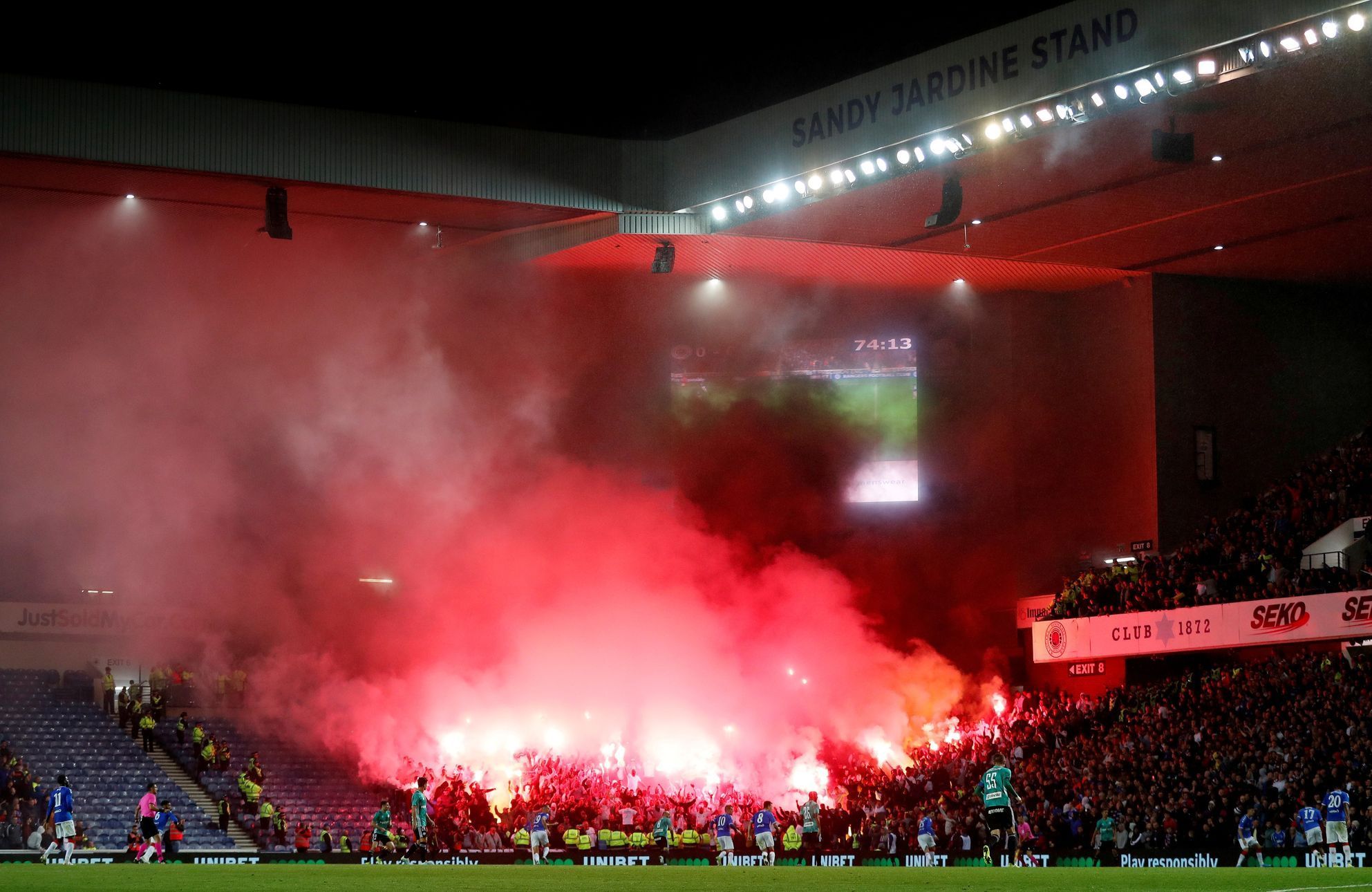 Pyrotechnika v hledišti během zápasu Glasgow Rangers - Legia Varšava